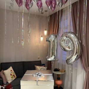 Композиция из шаров и подарочная коробка - Серебряный водопад