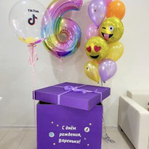 Композиция из шаров, бабблс и подарочная коробка - Тикток