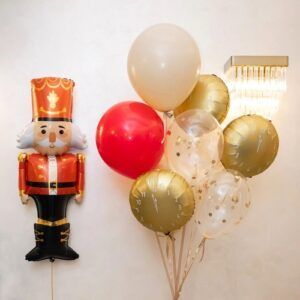 Композиция шаров на новый год "Щелкунчик и волшебные моменты"