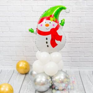 Композиция Стойка "Снеговик в зеленом колпачке на горке из шариков" на новый год